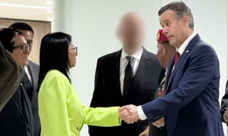 Difunden imágenes del encuentro entre Delcy Rodríguez y el director de la CIA