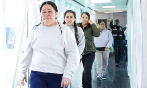 Arriban al país 309 migrantes venezolanos deportados por EE. UU.