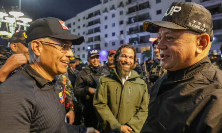 Cabello en recorrido nocturno por Caracas: Las armas “están en posesión” de la Fanb y del Estado
