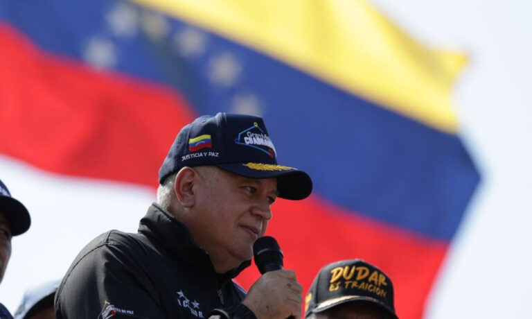 Gobierno no descansará “ni un instante” hasta que Maduro esté en el país