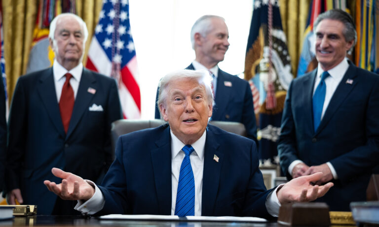 Trump invitará a otros países a “participar” en la industria petrolera nacional