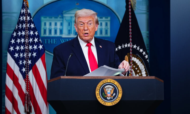 Trump acusa a Maduro de “matar” con drogas a “millones de personas” en EE. UU.