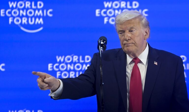 Trump asegura en Davos que no recurrirá “a la fuerza” en Groenlandia, pero insiste en comprarla