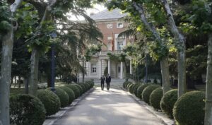 España: donde el poder se negocia en pasillos y plazas públicas