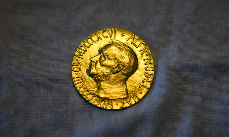 Fundación Nobel se pronuncia tras entrega de medalla de Machado a Trump