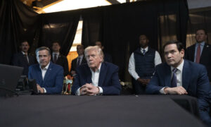 Trump muestra cómo siguió desde Florida la operación que capturó a Maduro