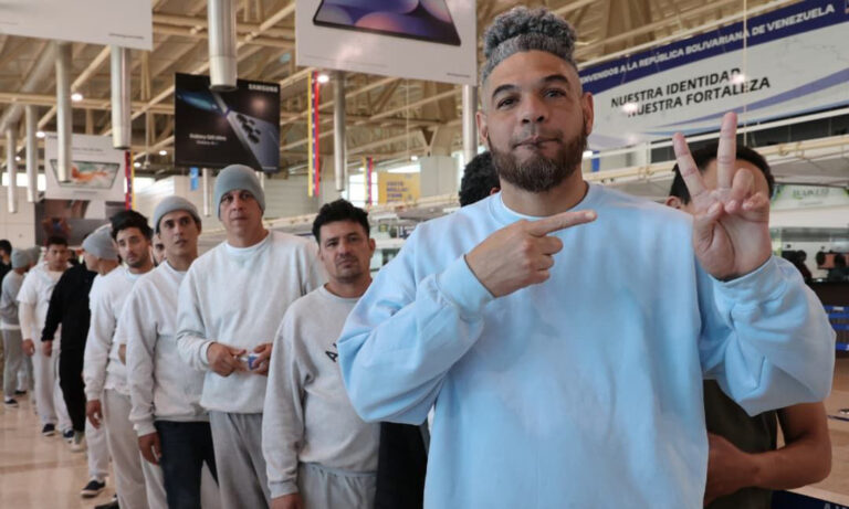 Regresan 182 venezolanos al país en vuelo de repatriación desde Arizona