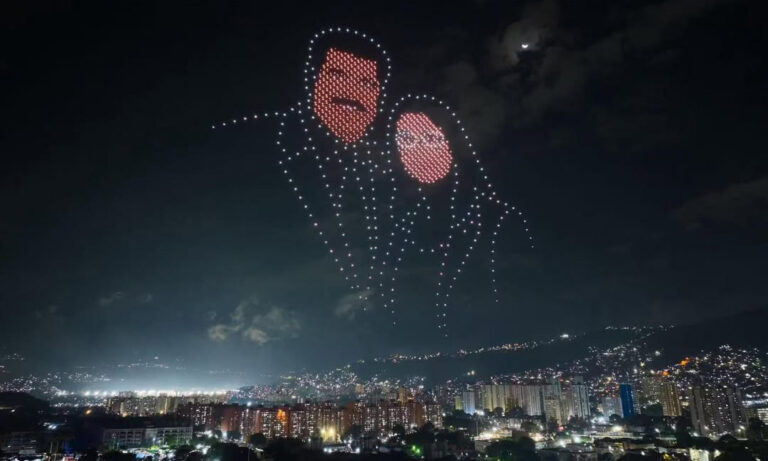 Chavismo pide liberación de Maduro y Cilia Flores con show de drones en Caracas