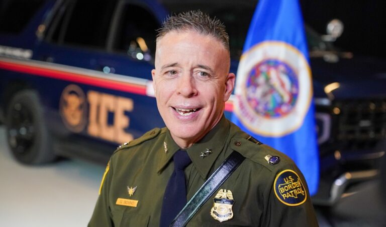 Líder del ICE sale de Minnesota tras la muerte de dos civiles