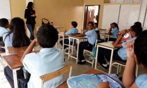 Colegios de estados no afectados por el doble terremoto retoman las clases