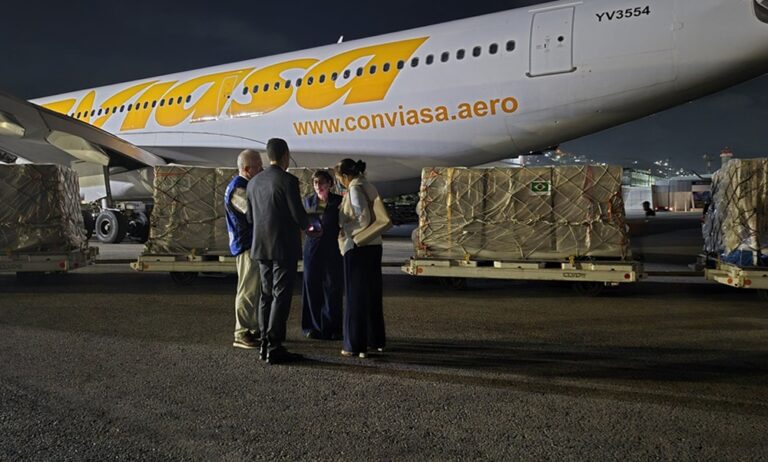 Gobierno recibe de Brasil nuevo cargamento de insumos médicos para pacientes renales