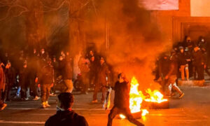 Trump pide a iraníes que “sigan protestando” pues la “ayuda va en camino”