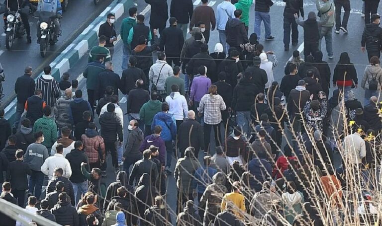 Trump advierte a Irán que si dispara a los manifestantes acudirá a su rescate