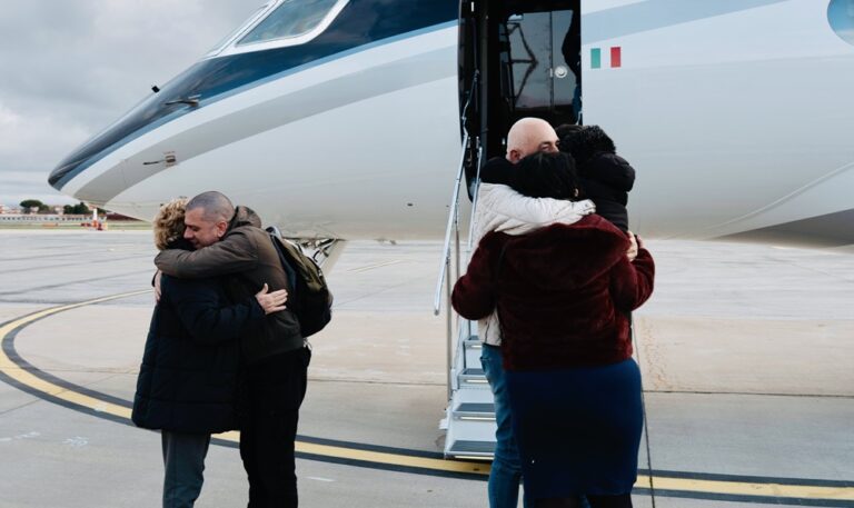 Italianos Alberto Trentini y Mario Burlò regresan a su país tras ser excarcelados de Venezuela