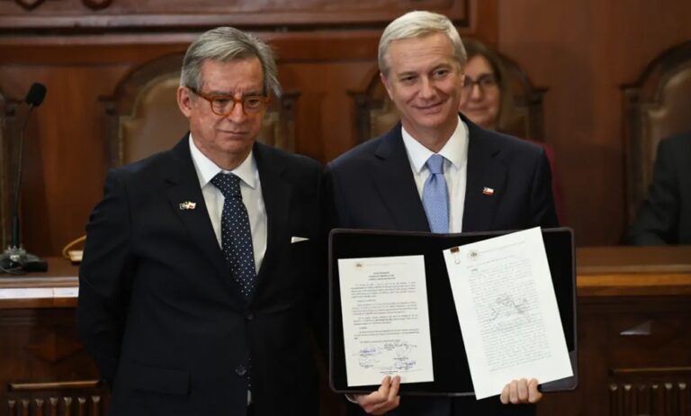 Kast reitera llamado a venezolanos irregulares a salir de Chile y "postular" desde el exterior