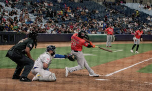 Magallanes derrota 10-4 a Águilas con un Ángel Reyes monumental