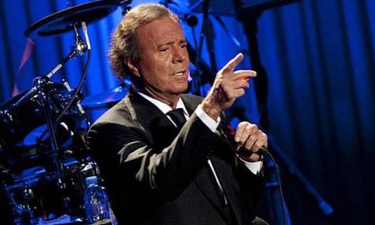 Julio Iglesias publica mensajes de WhatsApp de sus empleadas para demostrar su inocencia