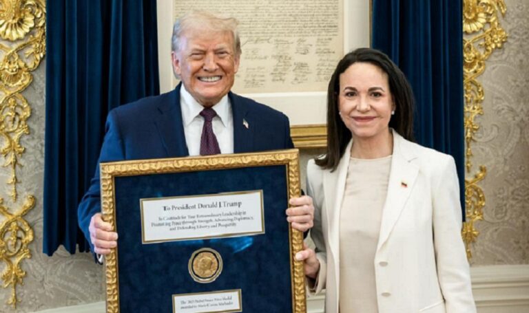 Machado entrega a Trump la medalla del Nobel enmarcada como “gratitud”