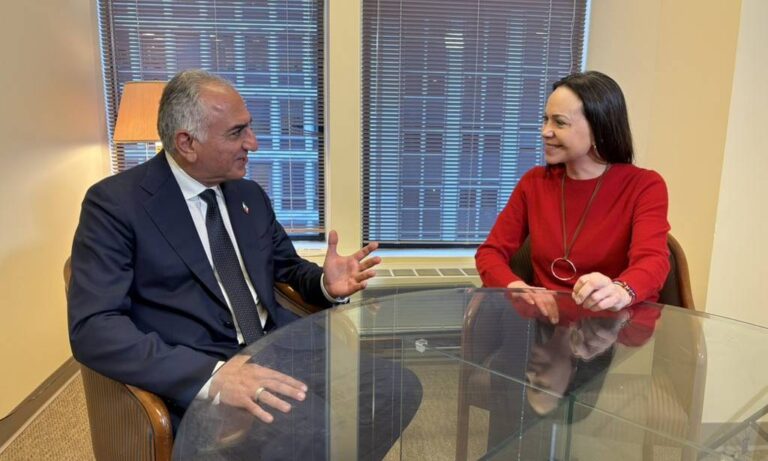 Machado y el hijo del sah iraní se reúnen para tratar el futuro de ambos países