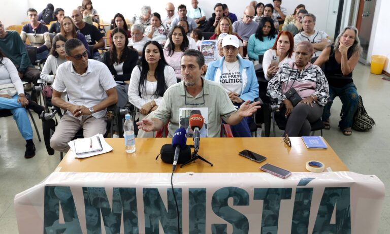 Piden amnistía para los presos políticos y que familiares se reúnan con el gobierno