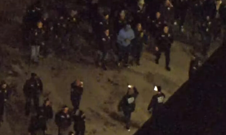 Maduro y Cilia Flores llegan esposados a Nueva York bajo custodia del FBI