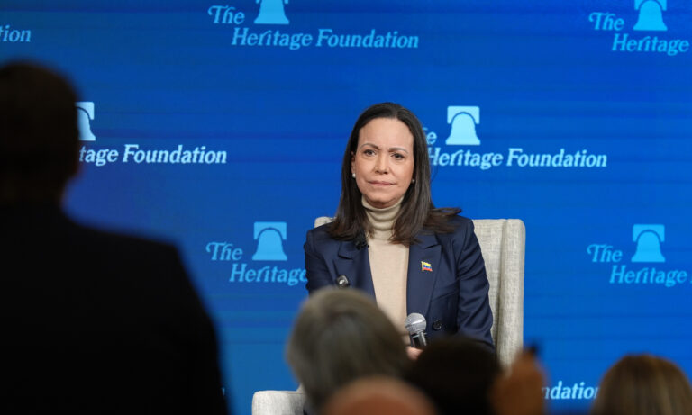 Machado traza “la transición” en 3 pasos: desmantelar, institucionalizar y elecciones