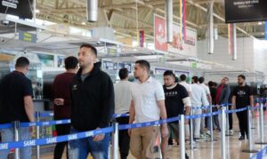 Llegan 183 migrantes venezolanos deportados de EE. UU.