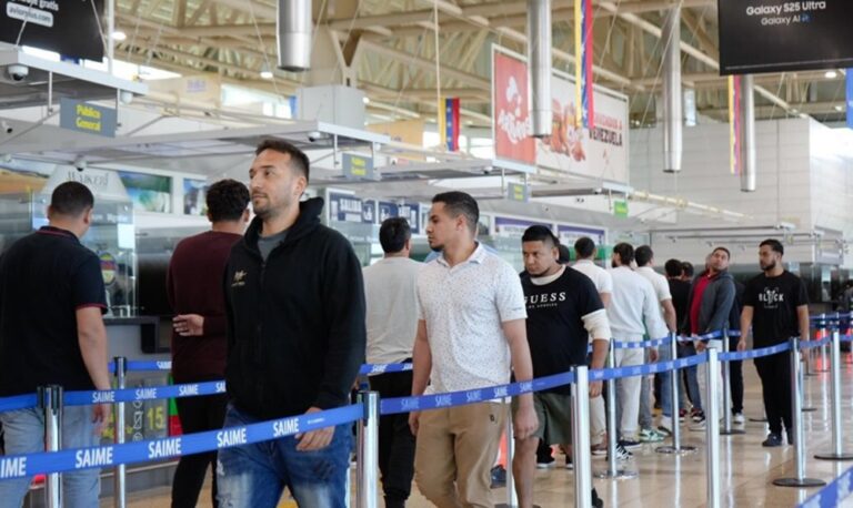 Llegan 183 migrantes venezolanos deportados de EE. UU.