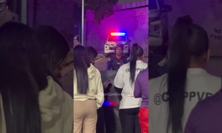 Policía canta una alabanza en vigilia por la libertad de presos políticos en Caracas
