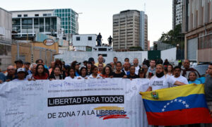 Familiares logran ver a presos políticos en Boleíta después de 18 días de vigilias