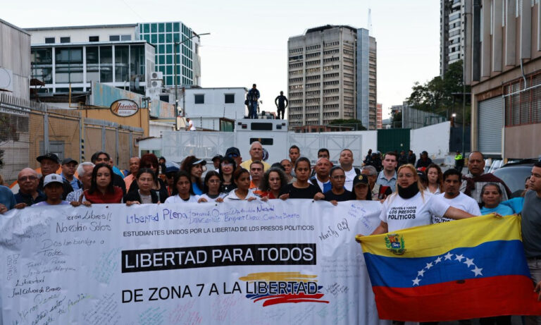 Familiares logran ver a presos políticos en Boleíta después de 18 días de vigilias
