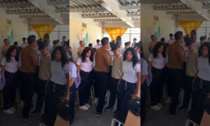 Docente motiva a bachilleres a “no emigrar” porque verán “una Venezuela distinta”