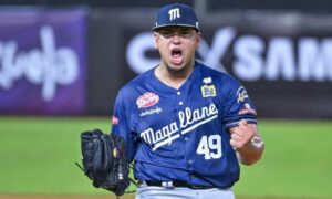 Ricardo Sánchez gana el premio a Pítcher del Año de la LVBP