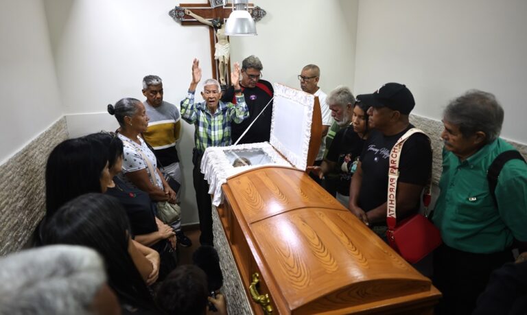 En ceremonia íntima despiden a anciana fallecida durante los ataques de EE. UU. en Catia La Mar