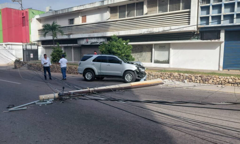 Camioneta choca contra poste en la calle 79 y causa apagón en la zona