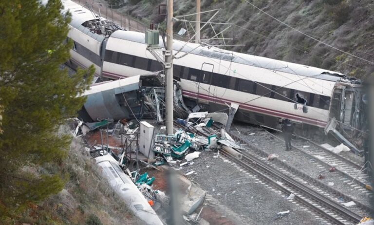 Niña de 6 años pierde a padres, hermano mayor y primo en accidente de trenes en España