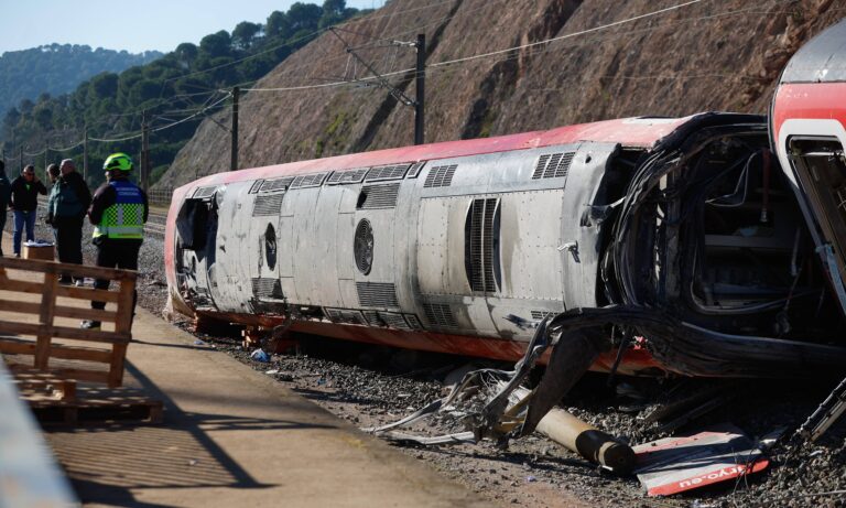 Se elevan a 41 los muertos en el accidente de dos trenes en España
