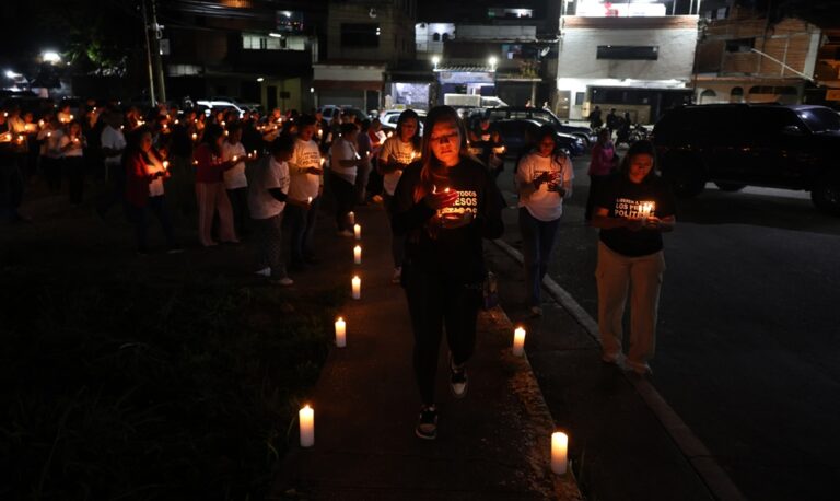 La impaciencia marca la quinta noche de espera por la excarcelación de los presos políticos