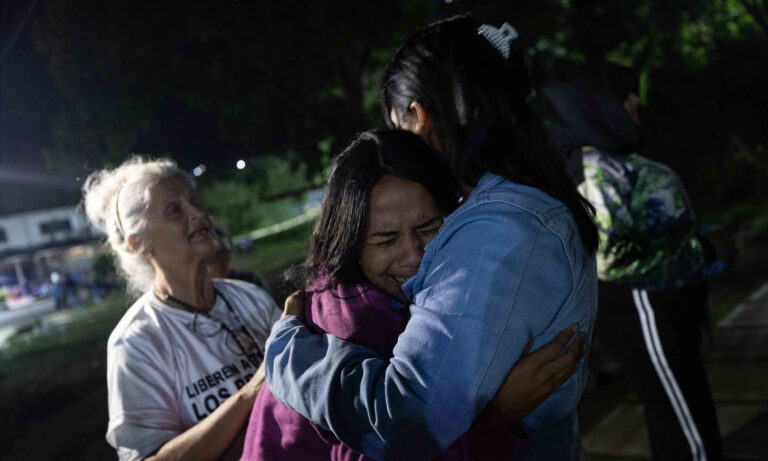 Familiares de presos políticos pasan tercera noche a la espera de excarcelaciones