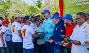 Gobierno entrega 16 viviendas y 763 títulos de tierra en Maracaibo y San Francisco