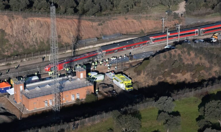 Suman 39 muertos en accidente de trenes en España
