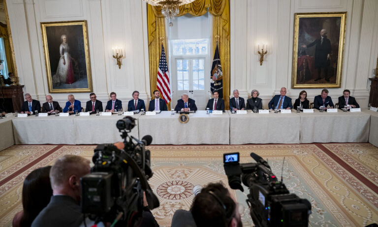 Trump insiste en que petroleras invertirán 100.000 millones de dólares en Venezuela