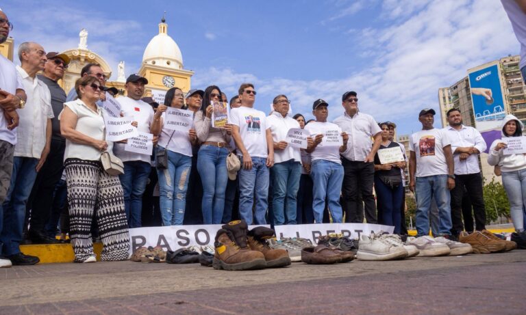 Simbolizan en Maracaibo con zapatos los pasos que dejan de dar los “presos políticos”