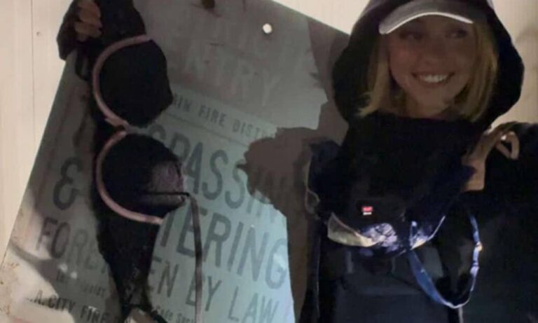 Sydney Sweeney desafía la ley colgando sostenes en el cartel de Hollywood