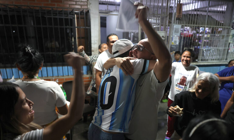 Rick Scott denuncia que la mitad de presos políticos sigue en cárcel pese a la Ley de Amnistía