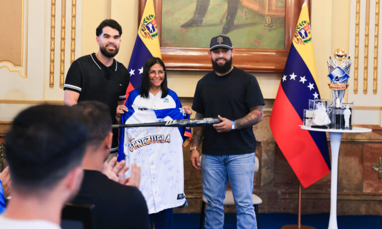 Delcy Rodríguez recibe a los Magallanes tras ganar la Serie de las Américas