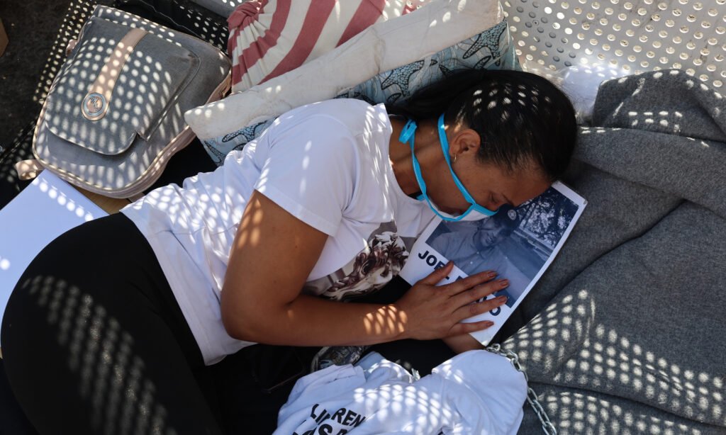 Familiares de presos políticos cumplen 24 horas en huelga de hambre en Zona 7