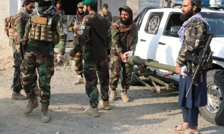 Afganistán ofrece diálogo tras atacar a Pakistán y advierte de nuevas represalias