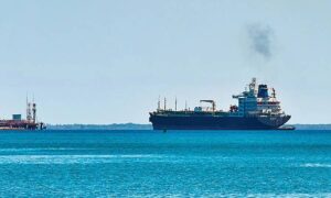 EE. UU. relaja el bloqueo y permitirá la venta de crudo venezolano al sector privado en Cuba