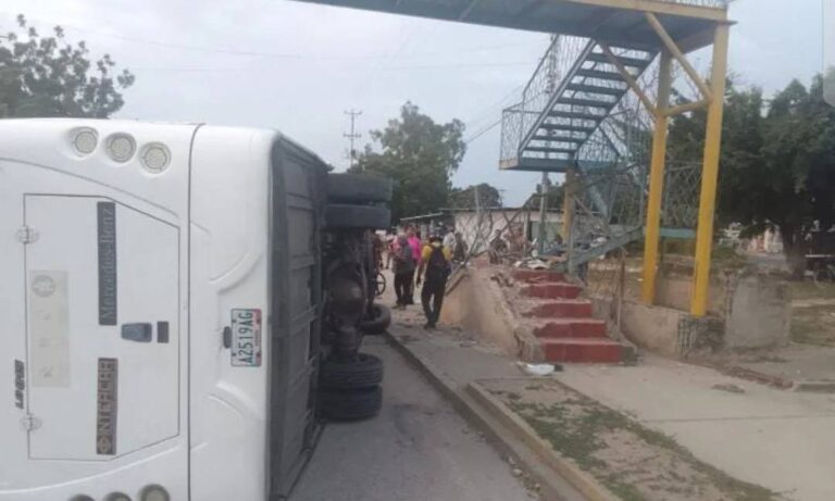 Chofer choca autobús contra pasarela, se vuelca y muere